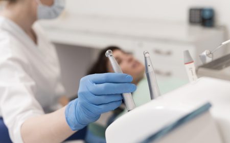 primer plano dentista cogiendo herramienta
